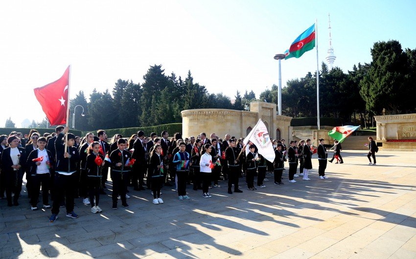 Türkiyə Respublikasının 100 illiyi münasibətilə "Türk şəhidliyi" abidəsi və Şəhidlər xiyabanı ziyarət olunub