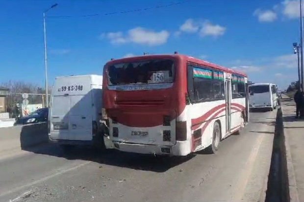 Bakıda avtobus qəzaya uğradı: Yaralılar var - VİDEO