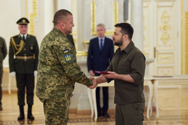 Zelenski istefaya göndərdiyi Zalujnıya “Ukrayna Qəhrəmanı” adını verdi