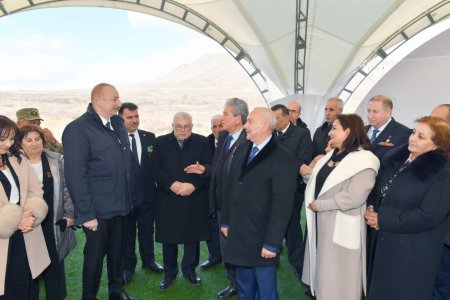 Президент Ильхам Алиев заложил фундамент мемориала жертвам Ходжалинского геноцида и встретился с представителями общественности район