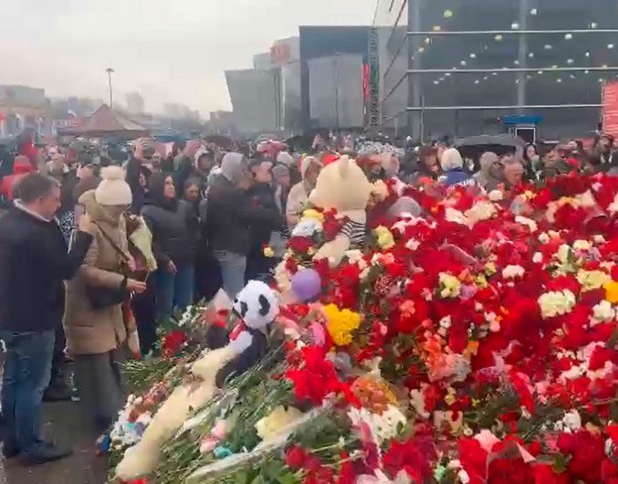 Moskva sakinləri “Crocus City Hall”dakı terror aktı qurbanlarının xatirəsini anır