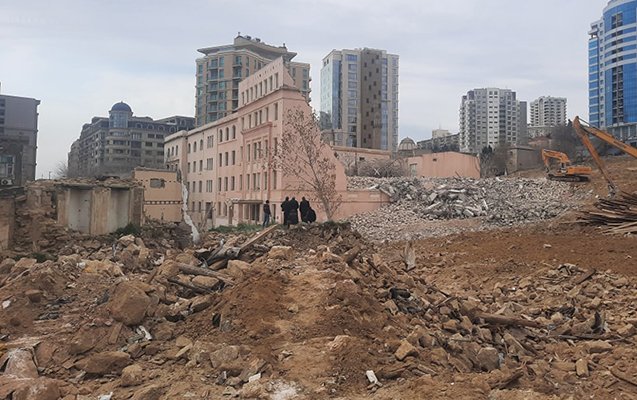 Bakı Avropa Liseyinin köhnə binasının söküntüsü dayandırıldı - Foto