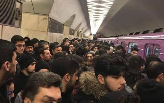 Metroda problem - Sərnişinlər “28 May”da düşürüldü