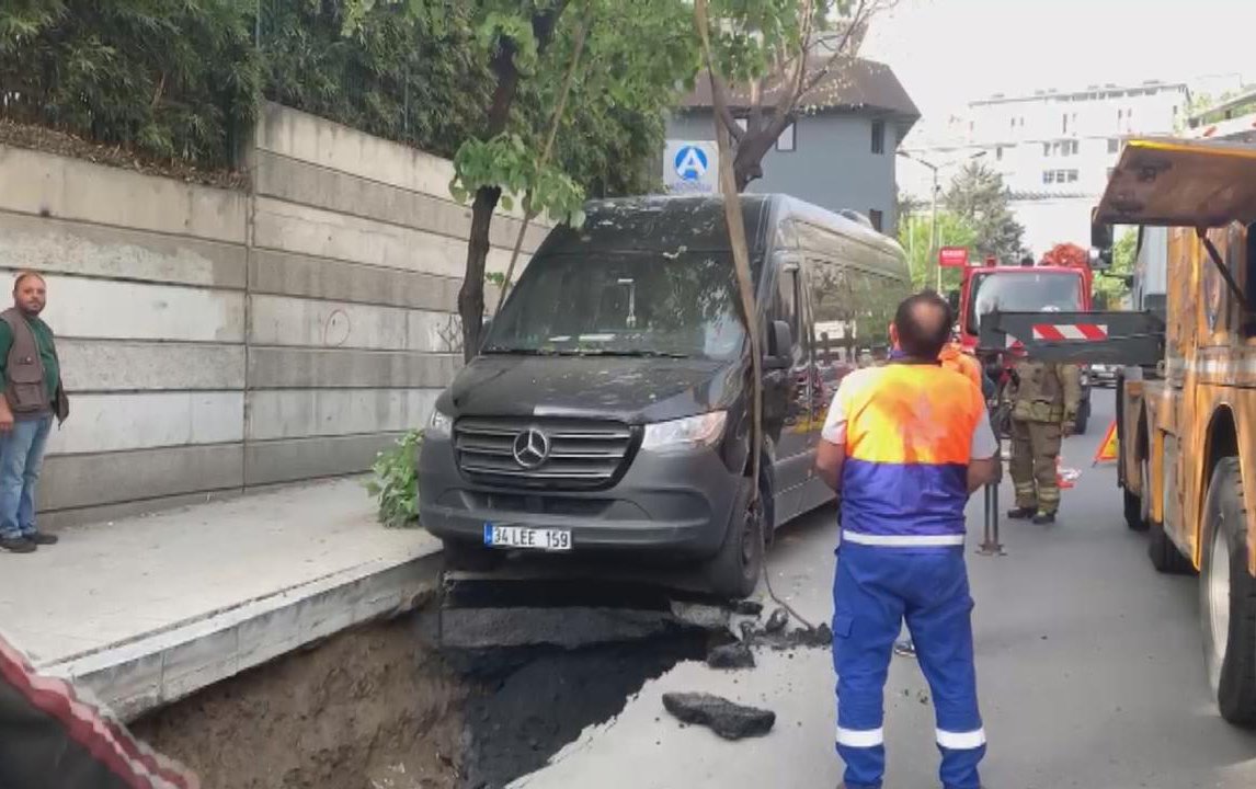 Türkiyədə yol çökdü - Maşınlar xəndəyə düşdülər