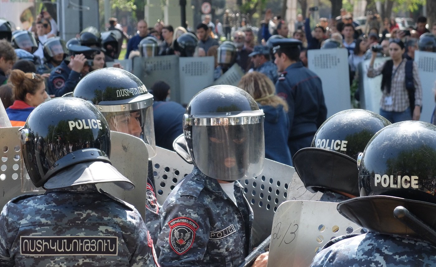 Ermənistanda polislər hökumət binasını MÜHASİRƏYƏ ALIB