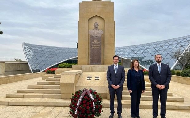 İsrail XİN-in siyasi direktoru Həzi Aslanovun abidəsini ziyarət edib - FOTO