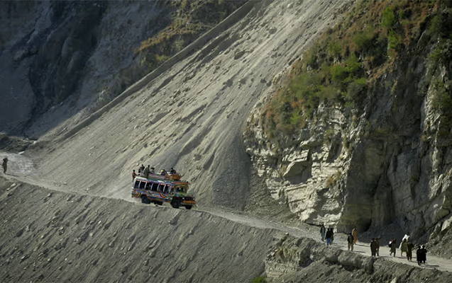 Pakistanda avtobus uçuruma yuvarlandı - 20 ölü