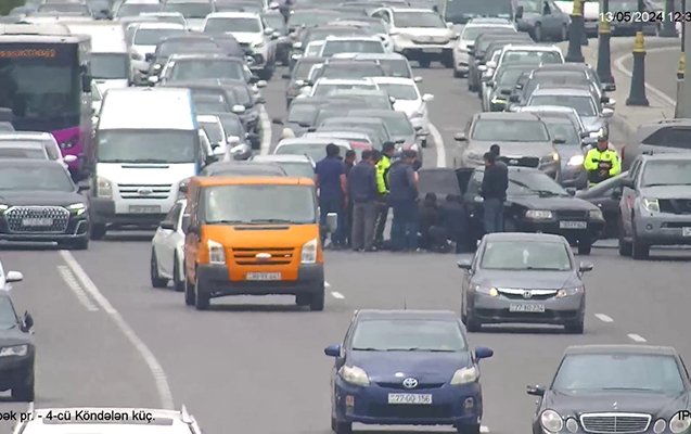 Prospektdə maşın piyadanı vurdu, tıxac yarandı - Foto