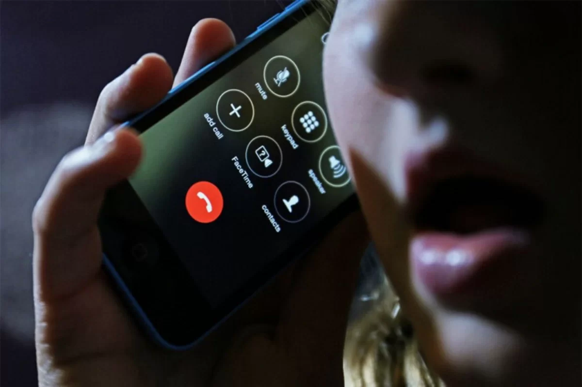 Həyat yoldaşının telefonuna gələn zəngə görə dostunu bıçaqladı