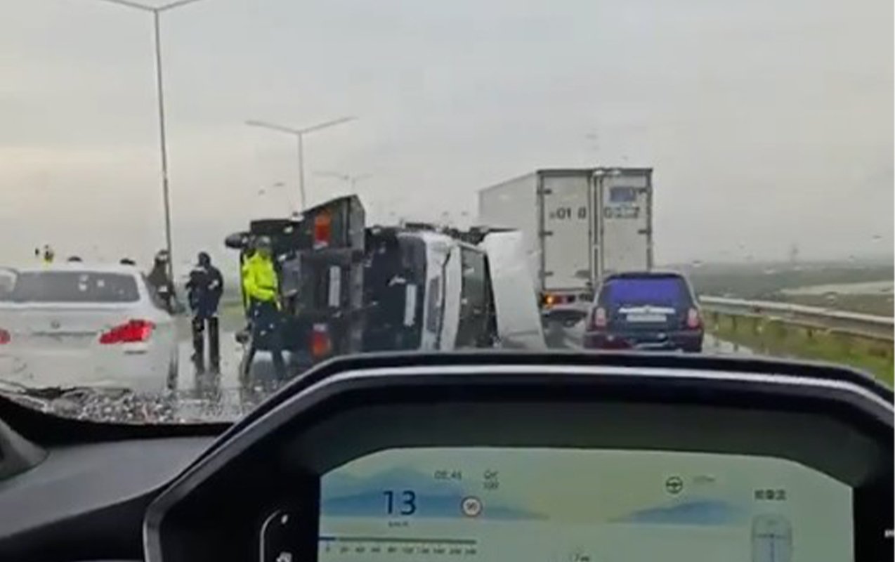 Evakuator daşıdığı yük maşını ilə birgə aşdı