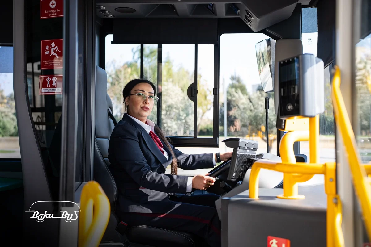 "Bakubus"ın ilk qadın sürücüləri sükan arxasında!