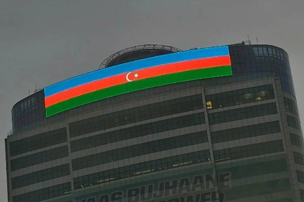 İslamabadda Zəfər Günü münasibətilə Azərbaycan bayrağı binanın üzərində proyeksiya olunub