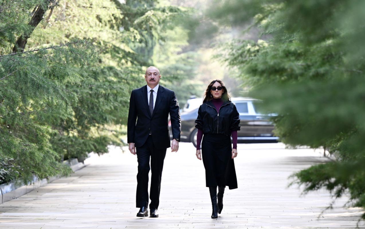 Prezident və xanımı Heydər Əliyevin məzarını ziyarət etdi