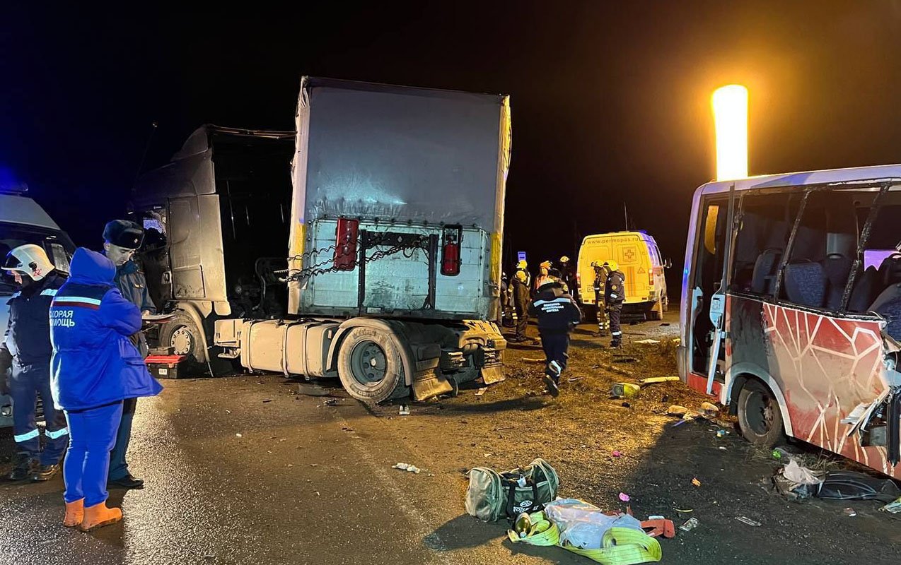 Rusiyada mikroavtobus və yük maşını toqquşub - Xeyli sayda ölən və yaralanan var