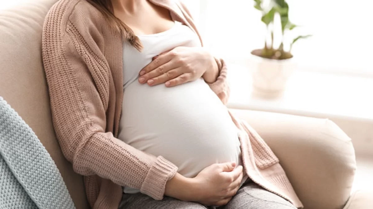 Azərbaycanda sevdiyi qızın 13 yaşlı bacısını hamilə qoyan 23 yaşlı şəxsə HÖKM OXUNDU