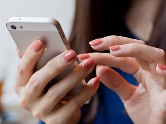 Telefonumuz nəyi izləyəcəyimizi necə bilir?