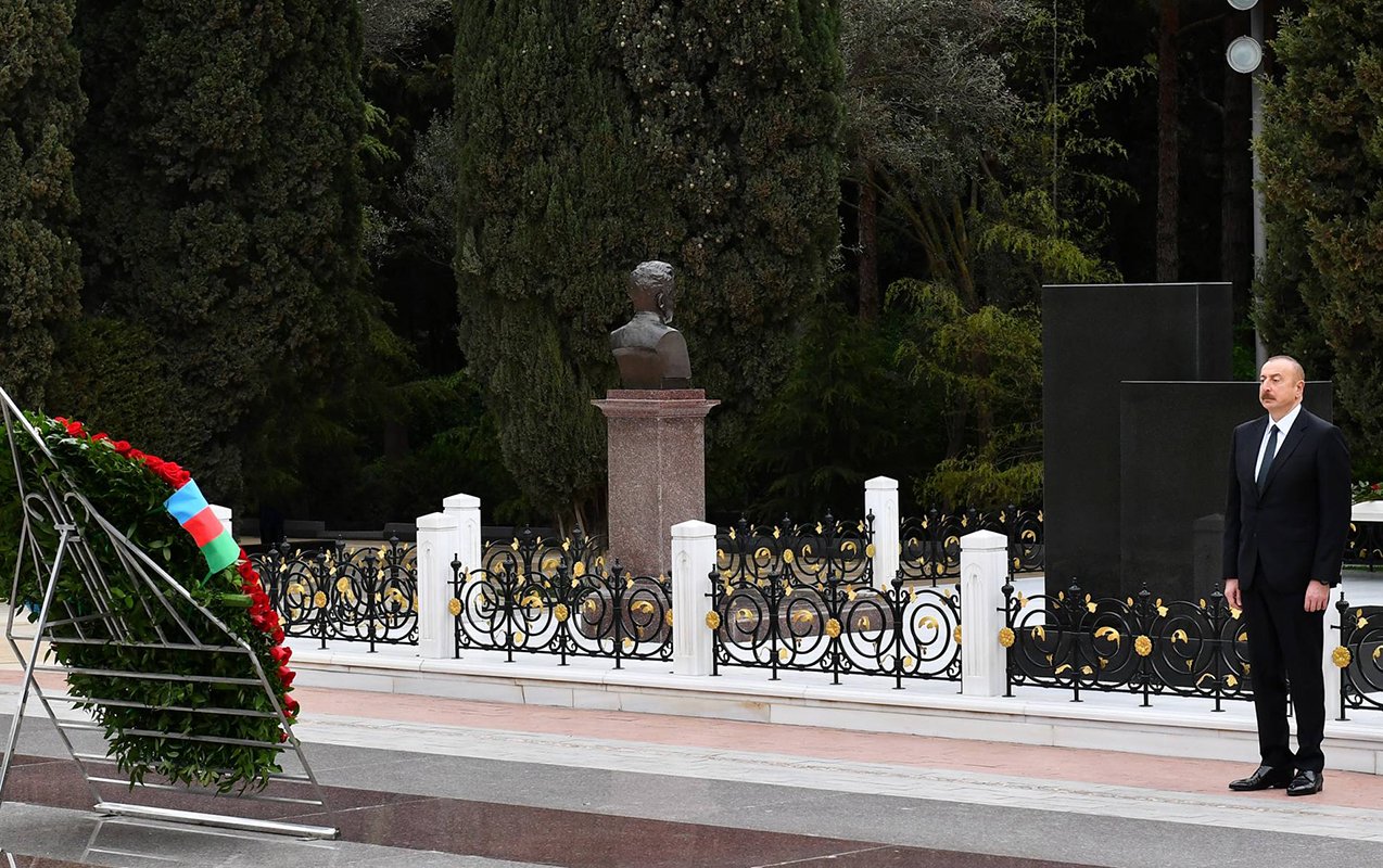 Prezident xanımı və qızı ilə Fəxri xiyabanı ziyarət etdi