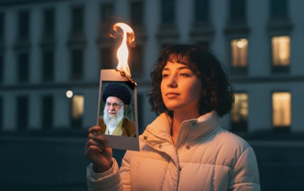 İranlı qadınların Xameneinin fotosuna qarşı etdiyi hərəkət viral oldu - Fotolar