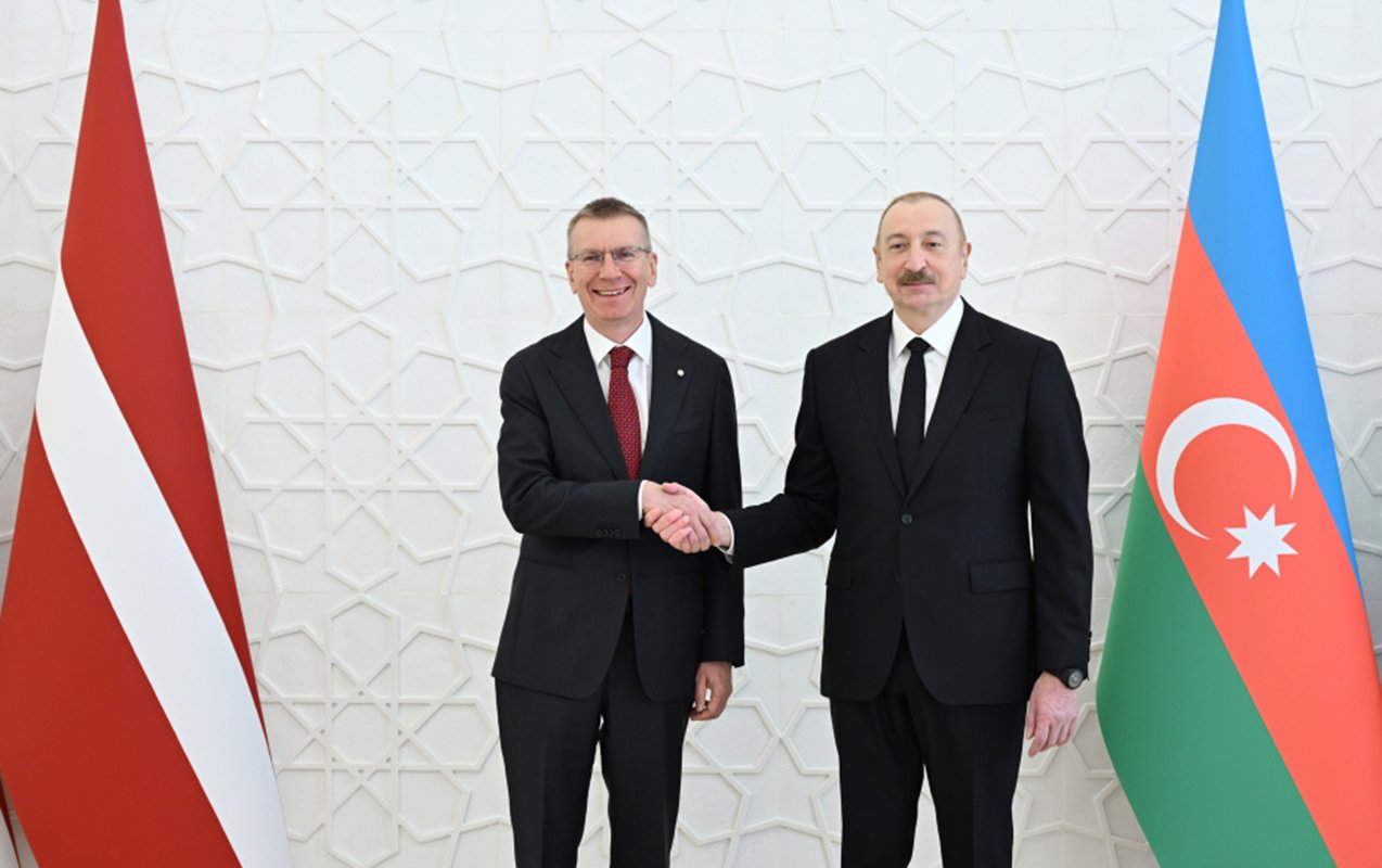 Liderlər mətbuata bəyanatlarla çıxış edirlər