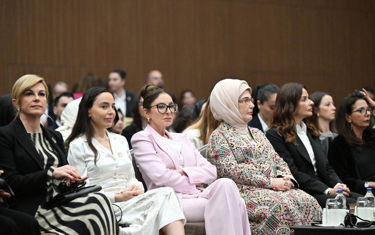 Mehriban Əliyeva qızı ilə Antalyada panelə qatıldı - Fotolar