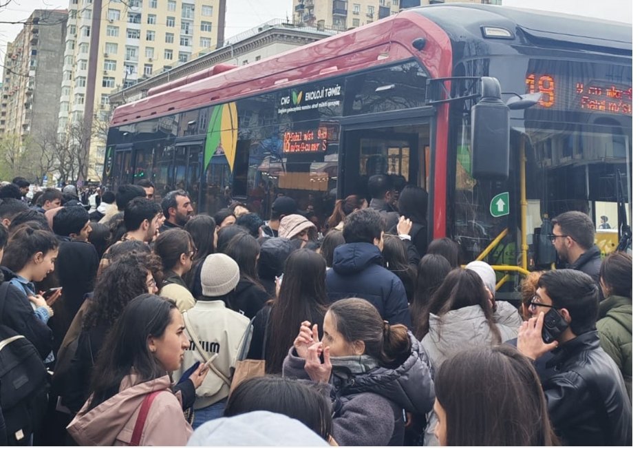 Metrodakı problem sərnişinləri çətin vəziyyətdə qoydu - Fotolar